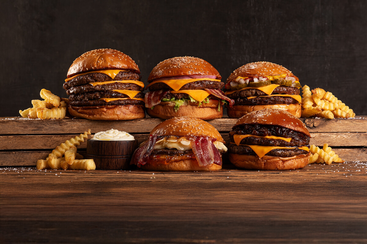 Fotografia de hambúrgueres artesanais com batatas para cardápio de hamburgueria – BenHur Studio Campinas