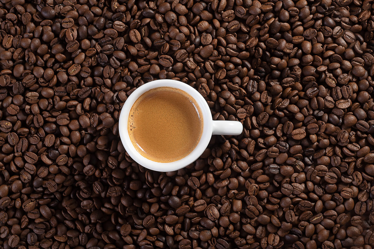 Fotografia de xícara de café sobre grãos para campanha de cafeteria – BenHur Studio Campinas